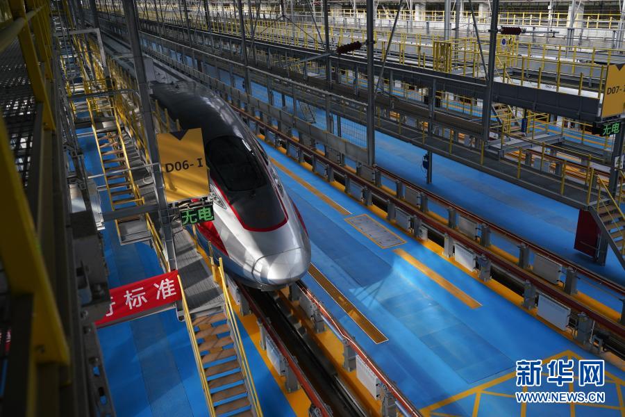 這是1月6日在中國鐵路北京局集團(tuán)有限公司北京動(dòng)車段朝陽動(dòng)車運(yùn)用所拍攝的新型時(shí)速350公里復(fù)興號高寒動(dòng)車組。新華社記者 陳鐘昊 攝