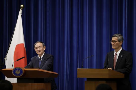 1月7日，日本首相菅義偉（左）在東京出席新聞發(fā)布會(huì)，日本政府再次宣布部分地區(qū)實(shí)行緊急狀態(tài)。新華社 圖