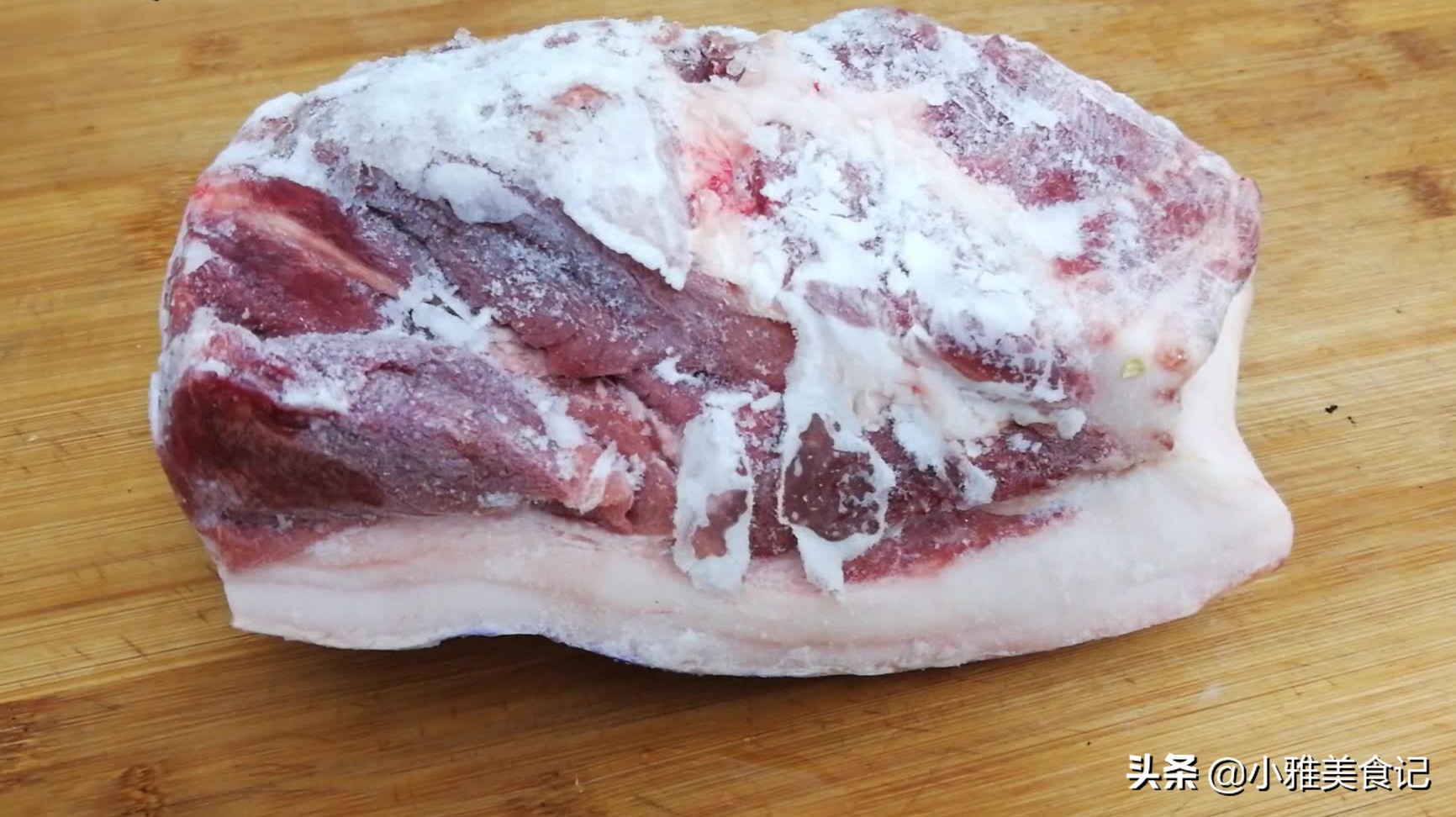 凍肉解凍不要用熱水，教你簡(jiǎn)單解凍方法，快速把肉上冰霜都融化