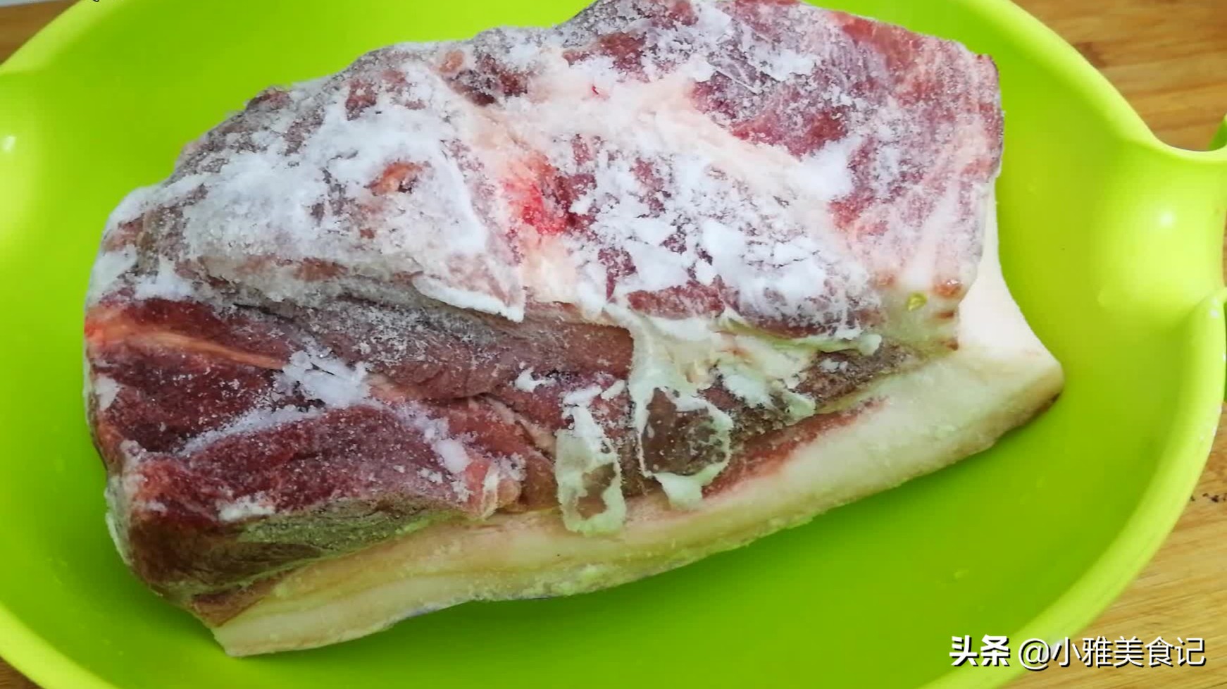 凍肉解凍不要用熱水，教你簡(jiǎn)單解凍方法，快速把肉上冰霜都融化