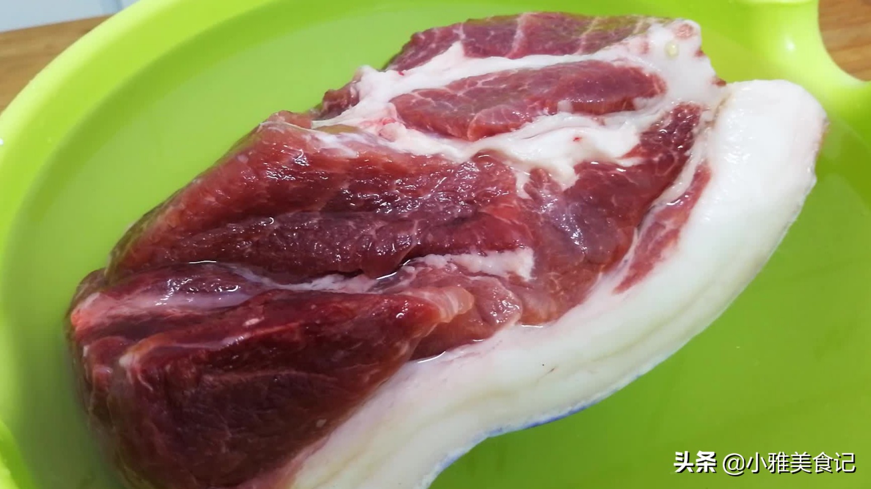 凍肉解凍不要用熱水，教你簡(jiǎn)單解凍方法，快速把肉上冰霜都融化