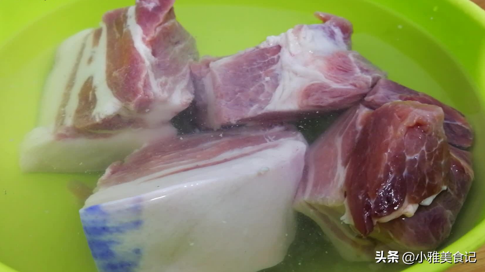 凍肉解凍不要用熱水，教你簡(jiǎn)單解凍方法，快速把肉上冰霜都融化