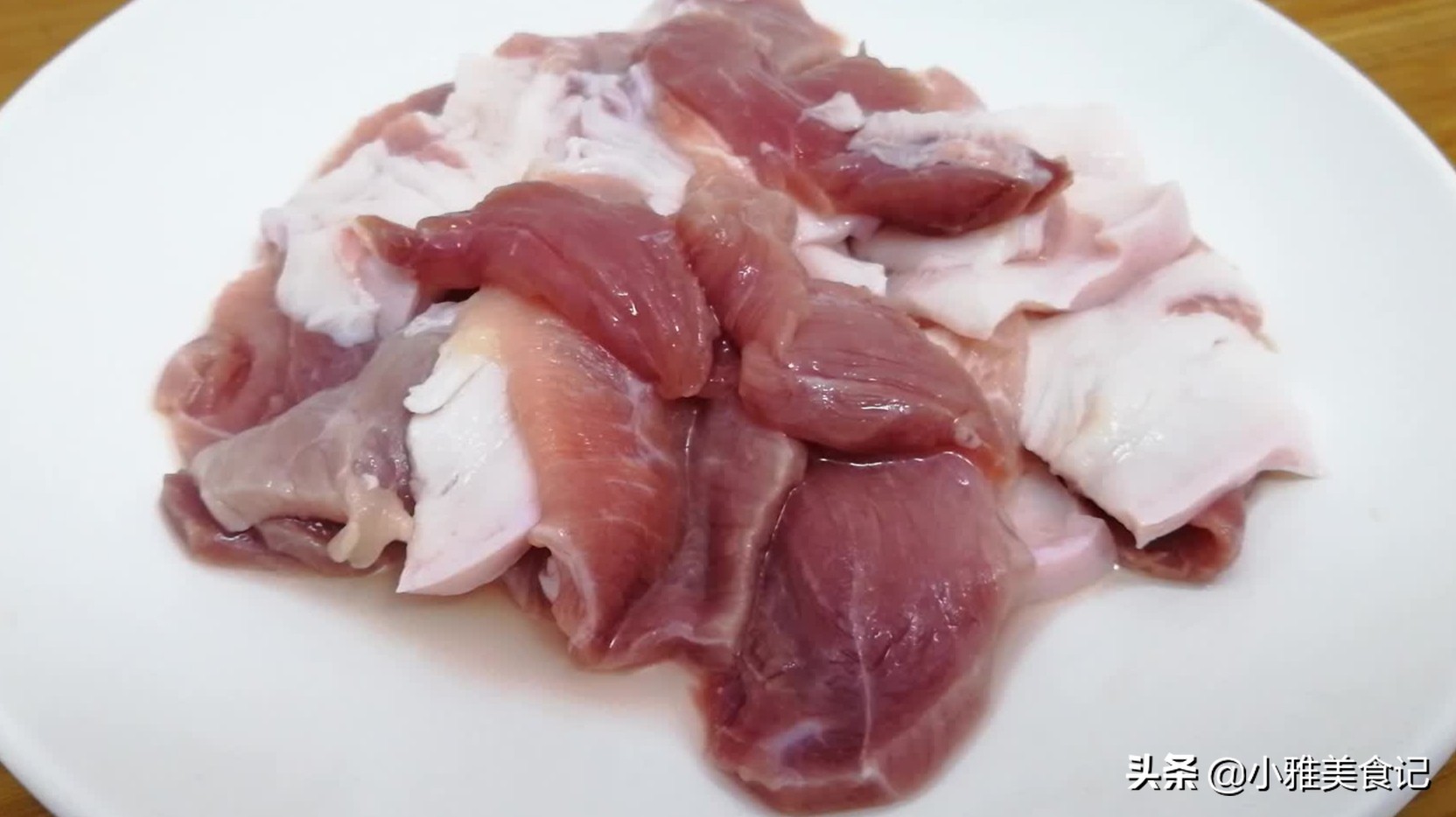 凍肉解凍不要用熱水，教你簡(jiǎn)單解凍方法，快速把肉上冰霜都融化