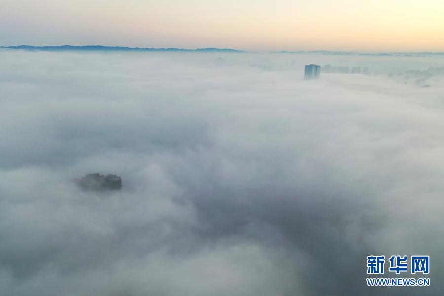 這是1月18日在貴陽(yáng)市觀山湖區(qū)拍攝的霧景（無(wú)人機(jī)照片）。新華社記者 劉續(xù) 攝