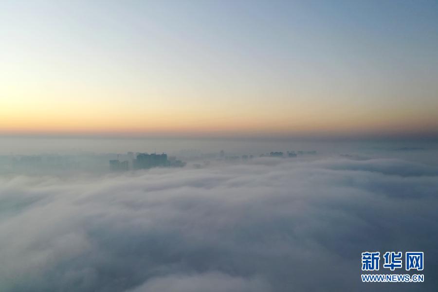 這是1月18日在貴陽(yáng)市觀山湖區(qū)拍攝的霧景（無(wú)人機(jī)照片）。新華社記者 劉續(xù) 攝