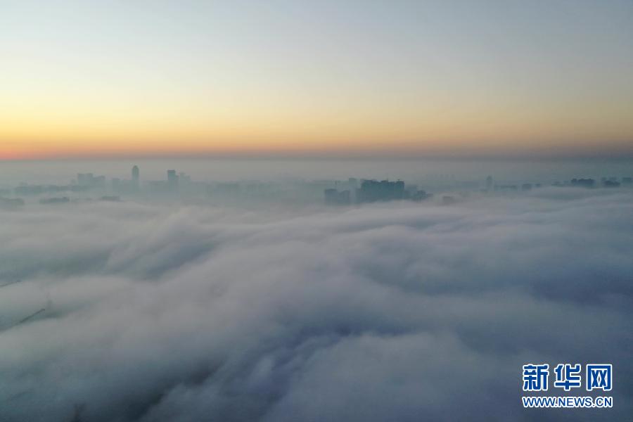 這是1月18日在貴陽(yáng)市觀山湖區(qū)拍攝的霧景（無(wú)人機(jī)照片）。新華社記者 劉續(xù) 攝