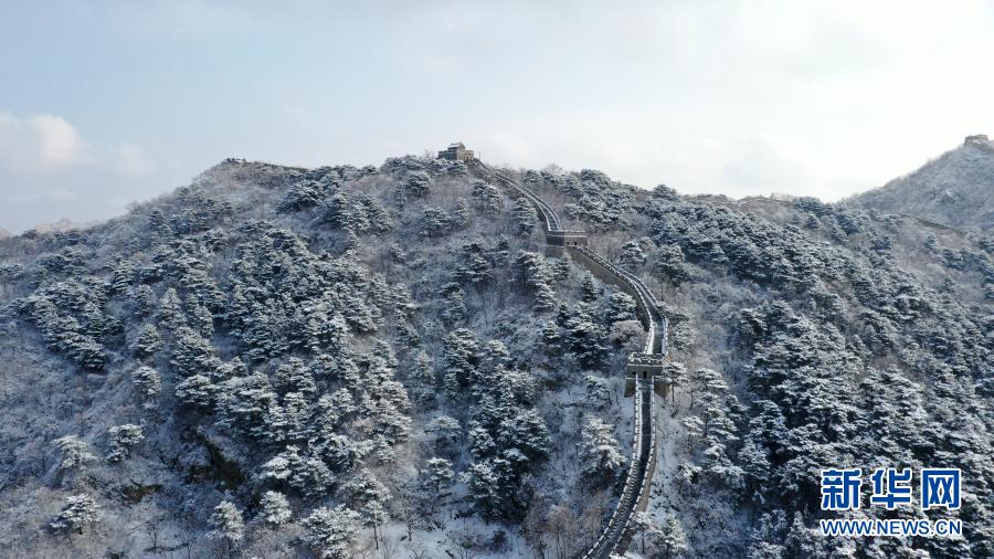 　　1月19日拍攝的北京懷柔慕田峪長城雪景（無人機(jī)照片）?！　‘?dāng)日，北京懷柔慕田峪長城被茫茫白雪覆蓋，一派北國壯美風(fēng)光?！　⌒氯A社發(fā)（卜向東 攝）