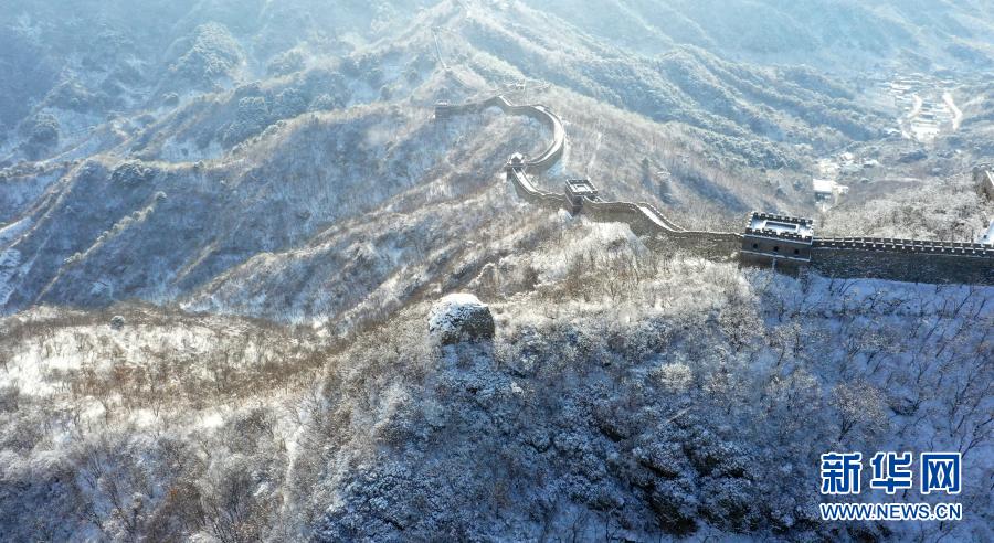 　　1月19日拍攝的北京懷柔慕田峪長城雪景（無人機(jī)照片）。　　當(dāng)日，北京懷柔慕田峪長城被茫茫白雪覆蓋，一派北國壯美風(fēng)光。　　新華社發(fā)（卜向東 攝）