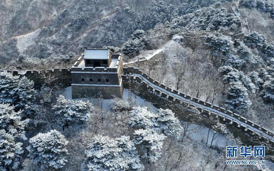 　　1月19日拍攝的北京懷柔慕田峪長城雪景（無人機(jī)照片）?！　‘?dāng)日，北京懷柔慕田峪長城被茫茫白雪覆蓋，一派北國壯美風(fēng)光?！　⌒氯A社發(fā)（卜向東 攝）