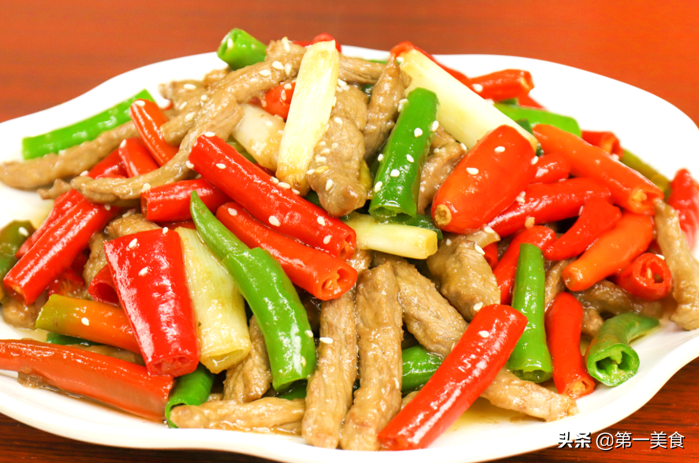 炒牛肉想嫩有竅門，腌肉時(shí)牢記這5放3攪，牛肉出鍋滑嫩似豆腐