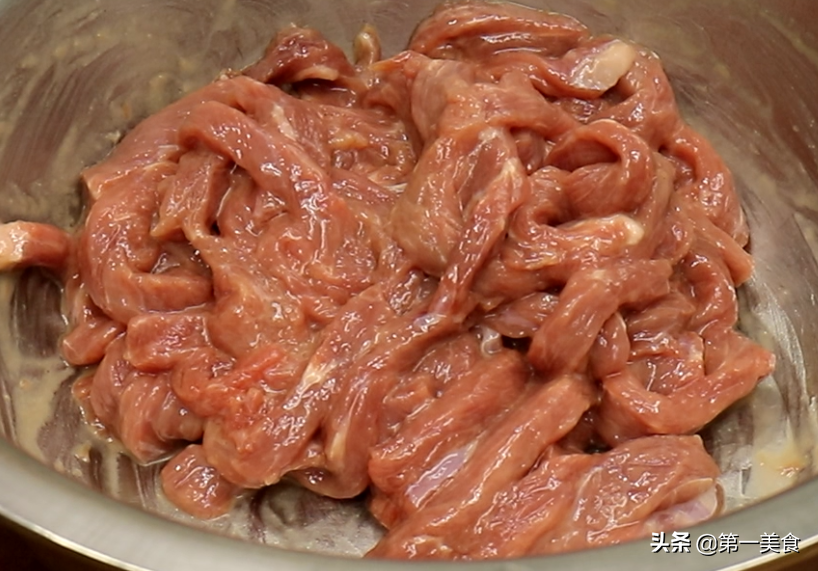 炒牛肉想嫩有竅門，腌肉時(shí)牢記這5放3攪，牛肉出鍋滑嫩似豆腐