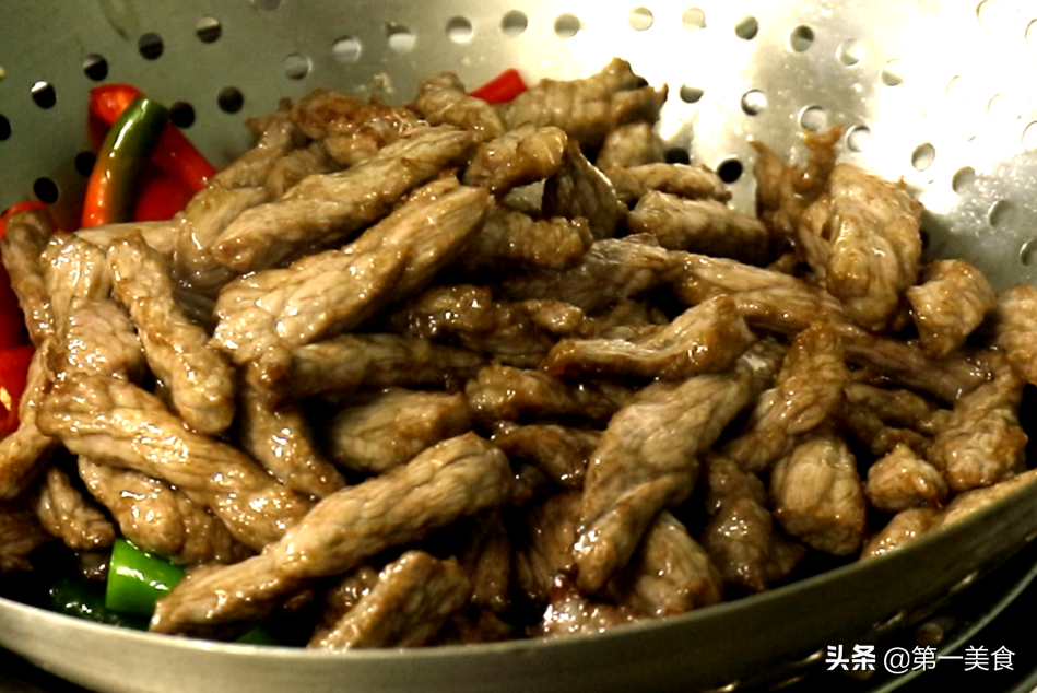 炒牛肉想嫩有竅門，腌肉時(shí)牢記這5放3攪，牛肉出鍋滑嫩似豆腐
