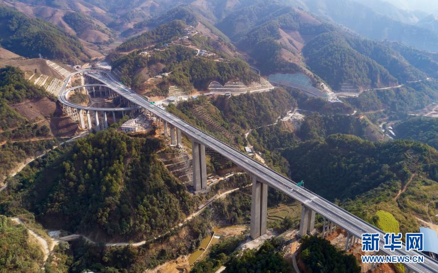 　　1月20日拍攝的思瀾高速控制性工程謙邁河特大橋（無(wú)人機(jī)照片）?！　‘?dāng)日，云南省普洱市思茅區(qū)至瀾滄拉祜族自治縣高速公路建成通車(chē)。思瀾高速主線全長(zhǎng)約125公里，通車(chē)后將思茅區(qū)至瀾滄縣行車(chē)時(shí)間由3.5小時(shí)縮短至1.5小時(shí)。思瀾高速公路建成后將輻射普洱市直過(guò)民族聚居最多的瀾滄、孟連、西盟三縣，惠及邊疆70多萬(wàn)人民群眾，有效助力脫貧攻堅(jiān)成果鞏固?！　⌒氯A社記者 陳欣波 攝