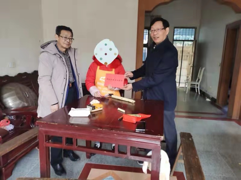 1. 近日，該區(qū)政法委、公安分局來到單女士家中，慰問獎勵舉報涉邪活動有功人員單女士