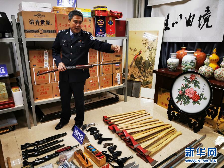 　　陜西省武功縣公安局局長(zhǎng)李寧展示以蔡國(guó)強(qiáng)等人為首的黑社會(huì)性質(zhì)組織案件中的一把涉案槍支（2020年11月5日攝）。新華社記者 姚友明 攝