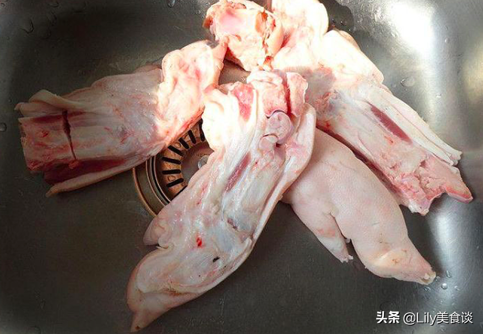 燉豬蹄時(shí)，牢記這“3個(gè)技巧”，豬蹄軟爛鮮香，冬天燉一鍋太饞人