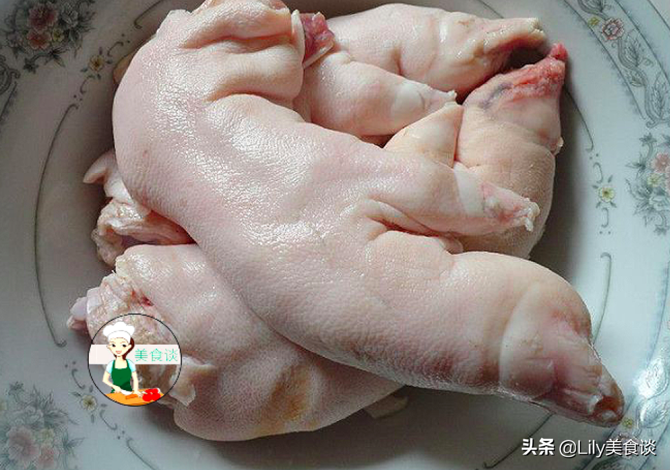 燉豬蹄時(shí)，牢記這“3個(gè)技巧”，豬蹄軟爛鮮香，冬天燉一鍋太饞人