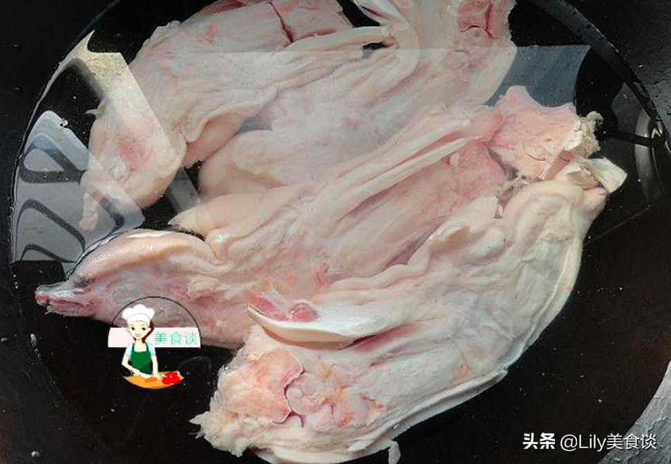 燉豬蹄時(shí)，牢記這“3個(gè)技巧”，豬蹄軟爛鮮香，冬天燉一鍋太饞人