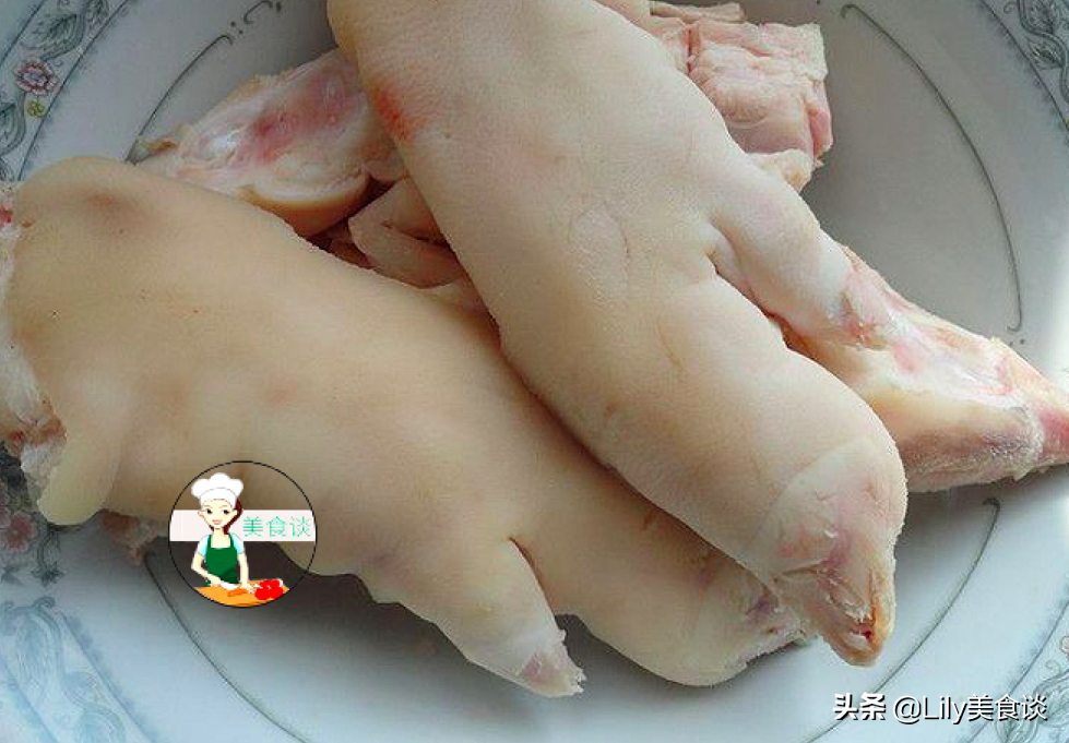 燉豬蹄時(shí)，牢記這“3個(gè)技巧”，豬蹄軟爛鮮香，冬天燉一鍋太饞人