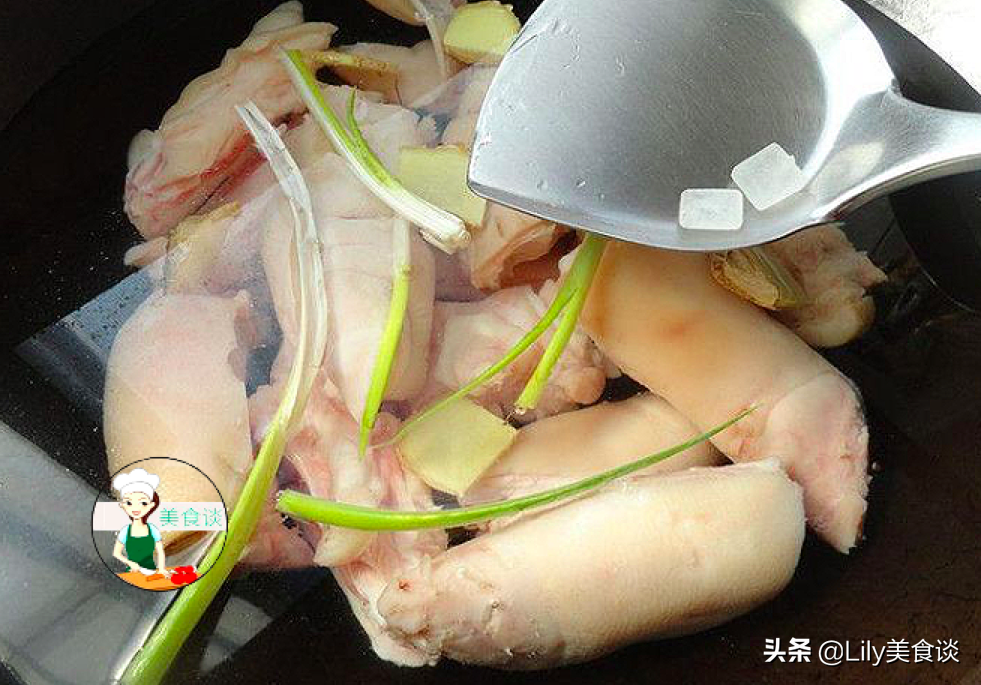 燉豬蹄時(shí)，牢記這“3個(gè)技巧”，豬蹄軟爛鮮香，冬天燉一鍋太饞人