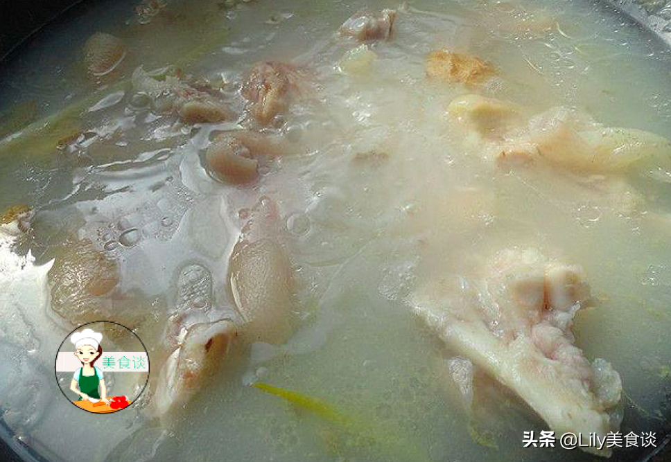 燉豬蹄時(shí)，牢記這“3個(gè)技巧”，豬蹄軟爛鮮香，冬天燉一鍋太饞人