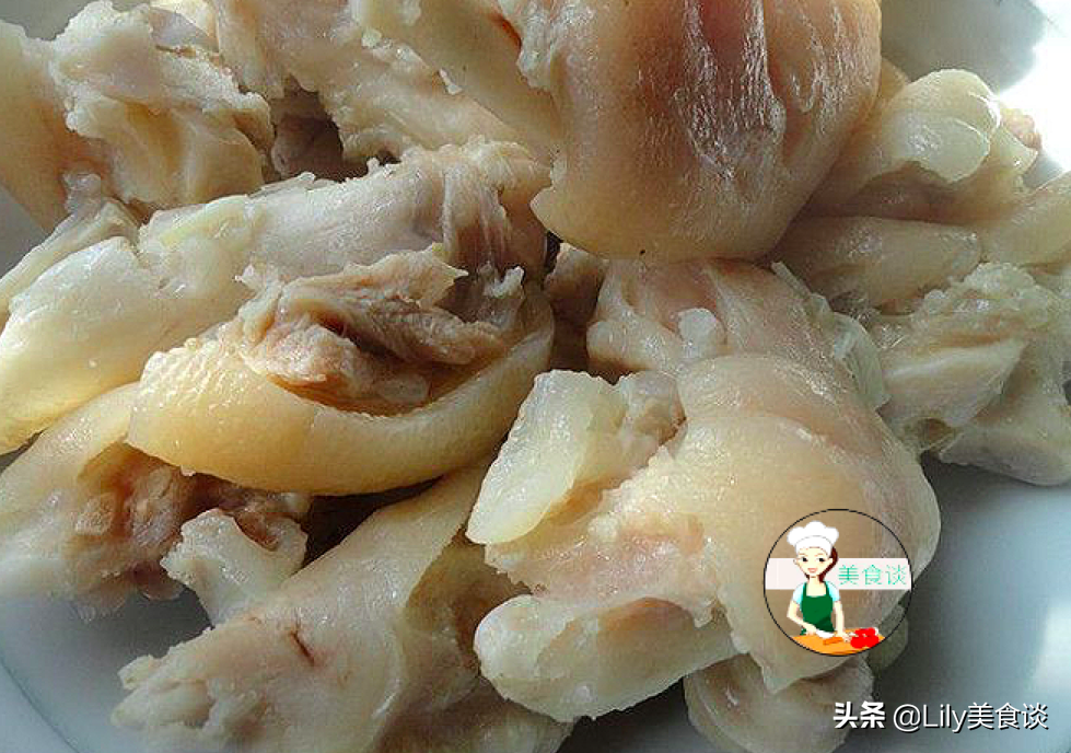 燉豬蹄時(shí)，牢記這“3個(gè)技巧”，豬蹄軟爛鮮香，冬天燉一鍋太饞人