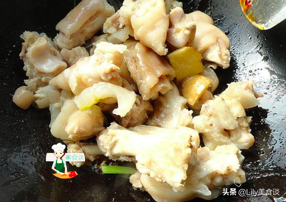 燉豬蹄時(shí)，牢記這“3個(gè)技巧”，豬蹄軟爛鮮香，冬天燉一鍋太饞人