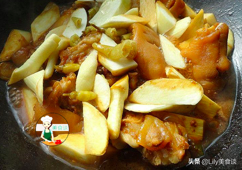 燉豬蹄時(shí)，牢記這“3個(gè)技巧”，豬蹄軟爛鮮香，冬天燉一鍋太饞人