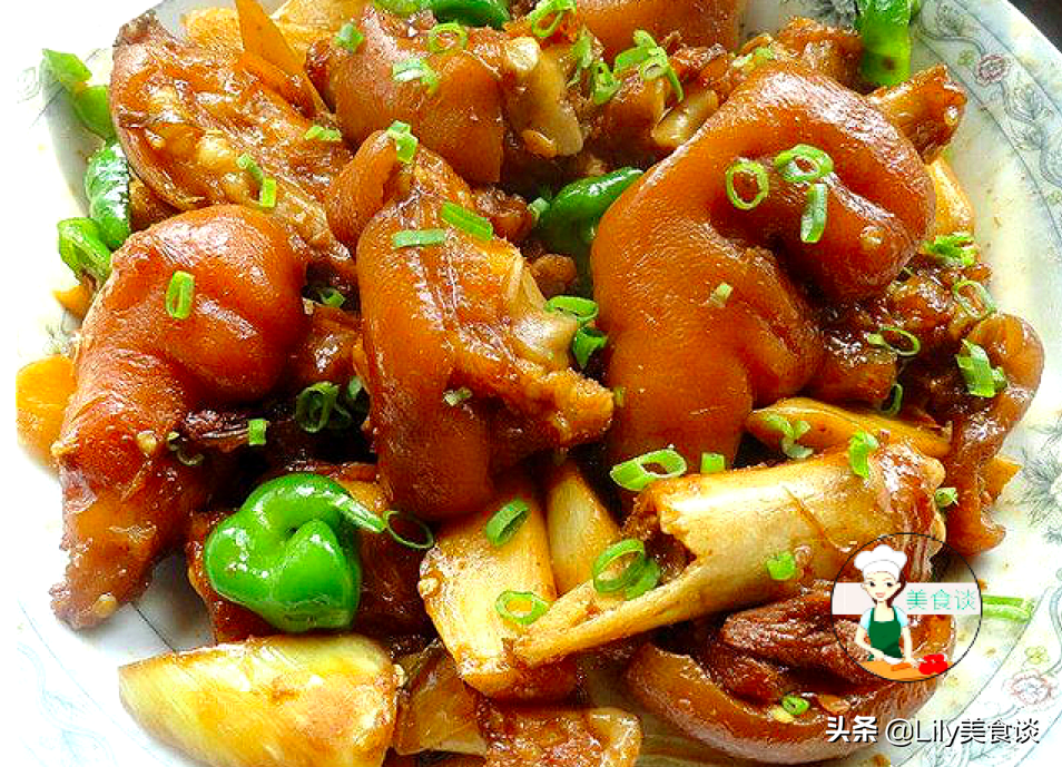 燉豬蹄時(shí)，牢記這“3個(gè)技巧”，豬蹄軟爛鮮香，冬天燉一鍋太饞人