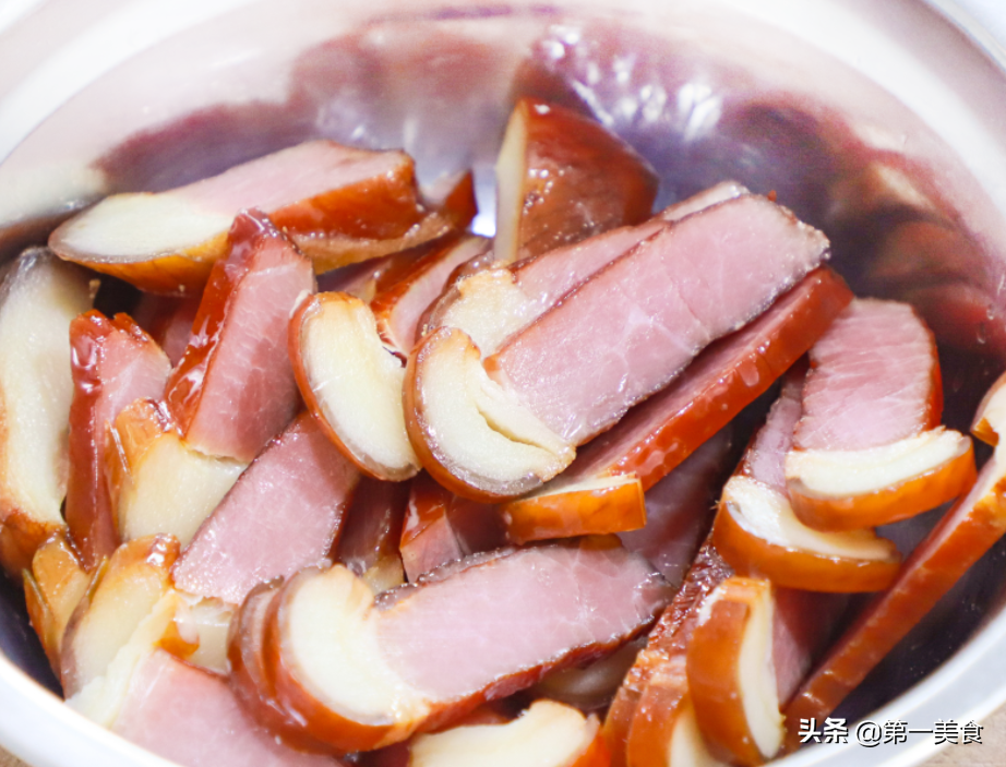臘肉燉粉條的正確做法，粉條不粘不坨，牢記2個(gè)技巧，好吃有嚼勁
