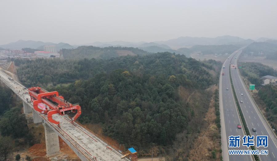 　　1月31日拍攝的常益長高鐵六標(biāo)箱梁架設(shè)現(xiàn)場（無人機照片）。新華社記者 趙眾志 攝