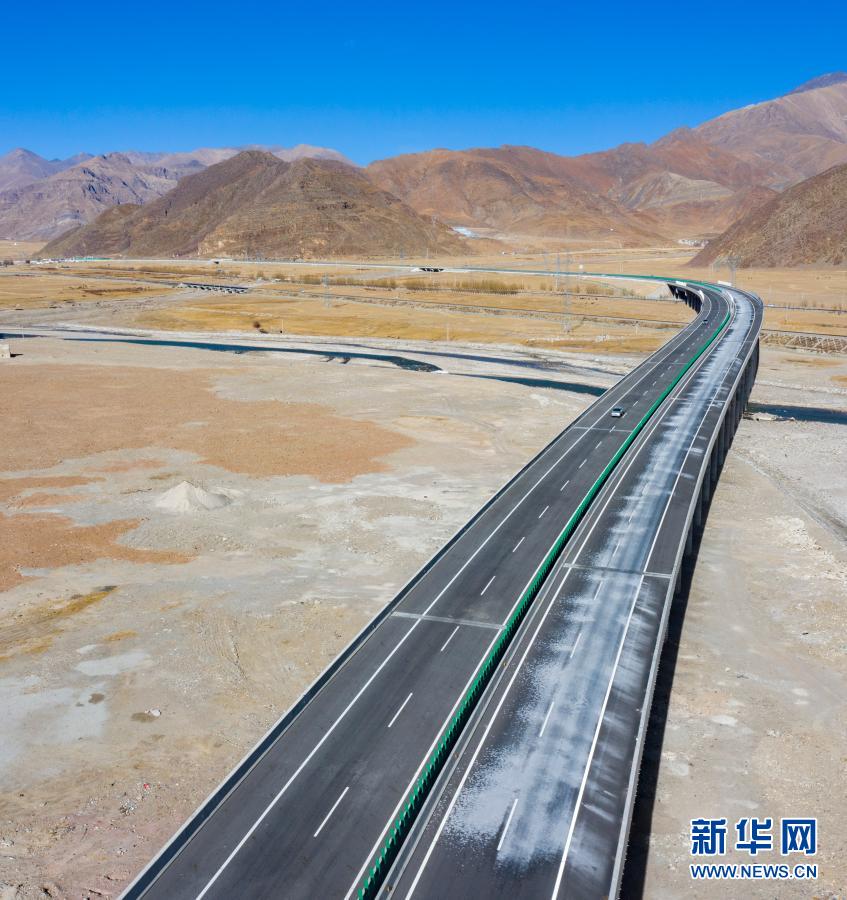 　　這是拉薩至那曲高等級公路（1月28日攝，無人機(jī)照片）。新華社記者 普布扎西 攝