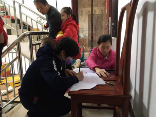廣西憑祥市：外籍媳婦不“見外”防疫防邪有擔當1398