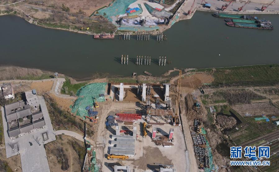 　　這是2月9日拍攝的建設(shè)中的合肥市廣德路鋼橋梁工程項目（無人機照片）。　　春節(jié)臨近，位于安徽省合肥市包河區(qū)的廣德路鋼橋梁工程項目工地，8名項目部管理人員和12名工人響應(yīng)“就地過年”號召，留守在工地上過年。大家一起掛燈籠、包餃子、開展趣味活動，熱熱鬧鬧迎新春。　　新華社記者 周牧 攝