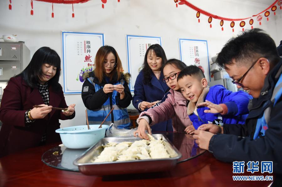 　　2月9日，在合肥市廣德路鋼橋梁工程項目駐地，員工和家屬一起包餃子。　　春節(jié)臨近，位于安徽省合肥市包河區(qū)的廣德路鋼橋梁工程項目工地，8名項目部管理人員和12名工人響應(yīng)“就地過年”號召，留守在工地上過年。大家一起掛燈籠、包餃子、開展趣味活動，熱熱鬧鬧迎新春。　　新華社記者 周牧 攝