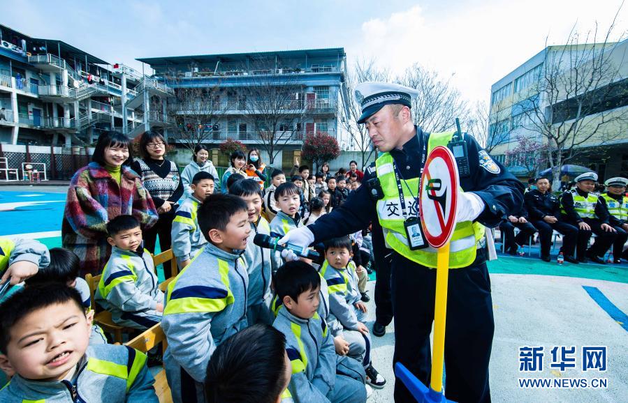　　3月10日，孩子們參加交通安全知識(shí)問答。　　當(dāng)日，在浙江省湖州市織里鎮(zhèn)晟舍幼兒園，織里鎮(zhèn)公安分局交巡警大隊(duì)啟動(dòng)“共享頭盔進(jìn)校園”活動(dòng)?？椑镦?zhèn)中小學(xué)校門口將陸續(xù)設(shè)立安全頭盔共享點(diǎn)，內(nèi)設(shè)大小頭盔，家長登記后可免費(fèi)取用頭盔，歸還后由學(xué)校負(fù)責(zé)清潔和消毒?；顒?dòng)旨在深入推進(jìn)全鎮(zhèn)電動(dòng)車專項(xiàng)整治行動(dòng)，普及交通安全法規(guī)，提高家長和學(xué)生們的交通安全意識(shí)?！　⌒氯A社記者 徐昱 攝