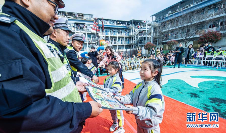 　　3月10日，小朋友向交警贈(zèng)送交通安全圖畫作品?！　‘?dāng)日，在浙江省湖州市織里鎮(zhèn)晟舍幼兒園，織里鎮(zhèn)公安分局交巡警大隊(duì)啟動(dòng)“共享頭盔進(jìn)校園”活動(dòng)。織里鎮(zhèn)中小學(xué)校門口將陸續(xù)設(shè)立安全頭盔共享點(diǎn)，內(nèi)設(shè)大小頭盔，家長登記后可免費(fèi)取用頭盔，歸還后由學(xué)校負(fù)責(zé)清潔和消毒?；顒?dòng)旨在深入推進(jìn)全鎮(zhèn)電動(dòng)車專項(xiàng)整治行動(dòng)，普及交通安全法規(guī)，提高家長和學(xué)生們的交通安全意識(shí)?！　⌒氯A社記者 徐昱 攝