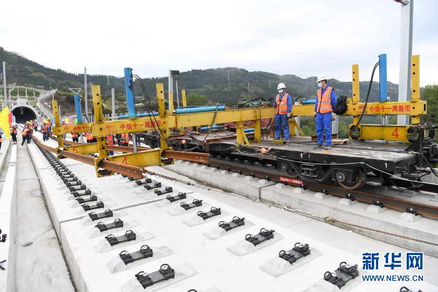 　　3月17日，BLCP500型本鄰兩線長軌鋪設機組進行機械化跨線鋪軌作業(yè)。新華社記者 唐奕 攝
