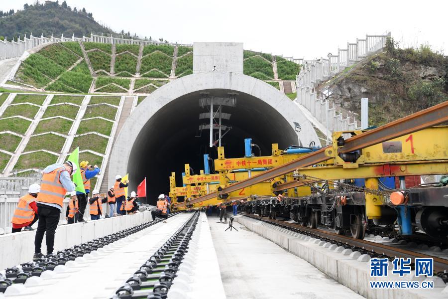 　　3月17日，BLCP500型本鄰兩線長軌鋪設機組進行機械化跨線鋪軌作業(yè)。新華社記者 唐奕 攝