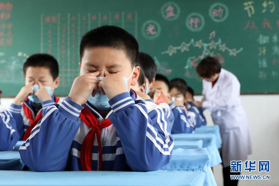 3月19日，醫(yī)務(wù)人員在指導(dǎo)邢臺(tái)市隆堯縣第三實(shí)驗(yàn)小學(xué)的學(xué)生做眼保健操。河北省邢臺(tái)市隆堯縣日前開(kāi)展近視防控宣傳教育月活動(dòng)，將近視防控知識(shí)融入課堂教學(xué)、校園文化和中小學(xué)生日常行為規(guī)范；同時(shí)，堅(jiān)持眼保健操制度，課間讓學(xué)生走出教室活動(dòng)、遠(yuǎn)眺，增強(qiáng)他們主動(dòng)保護(hù)視力的意識(shí)和能力。新華社記者 駱學(xué)峰 攝