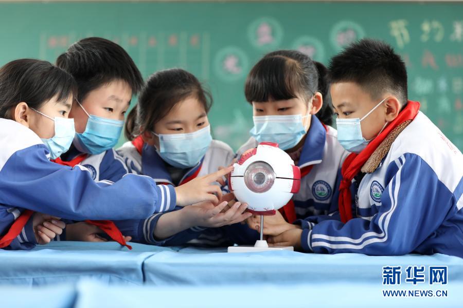 3月19日，邢臺(tái)市隆堯縣第三實(shí)驗(yàn)小學(xué)的學(xué)生在做眼保健操。河北省邢臺(tái)市隆堯縣日前開(kāi)展近視防控宣傳教育月活動(dòng)，將近視防控知識(shí)融入課堂教學(xué)、校園文化和中小學(xué)生日常行為規(guī)范；同時(shí)，堅(jiān)持眼保健操制度，課間讓學(xué)生走出教室活動(dòng)、遠(yuǎn)眺，增強(qiáng)他們主動(dòng)保護(hù)視力的意識(shí)和能力。新華社記者 駱學(xué)峰 攝