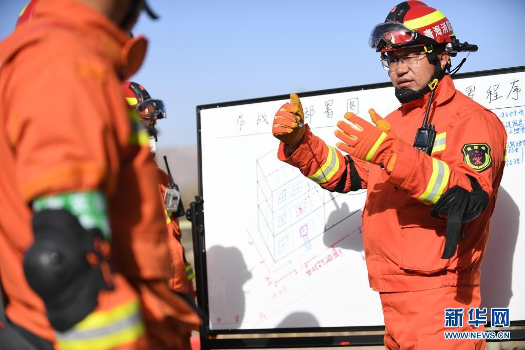 　　3月29日，青海海南地震輕型救援支隊副支隊長馬仲英在布置模擬救援現(xiàn)場任務(wù)?！　‘斎?，為期3天的“高原礪劍2021”重特大地震跨區(qū)域綜合實戰(zhàn)拉動演練在青海省黃南藏族自治州尖扎縣舉行，來自西寧、海北、海東、海西、海南、格爾木、黃南、果洛、玉樹的3支地震重型救援隊、6支地震輕型救援隊和1支訓(xùn)練與戰(zhàn)勤保障支隊約700人參加演練。　　新華社記者 張曼怡 攝