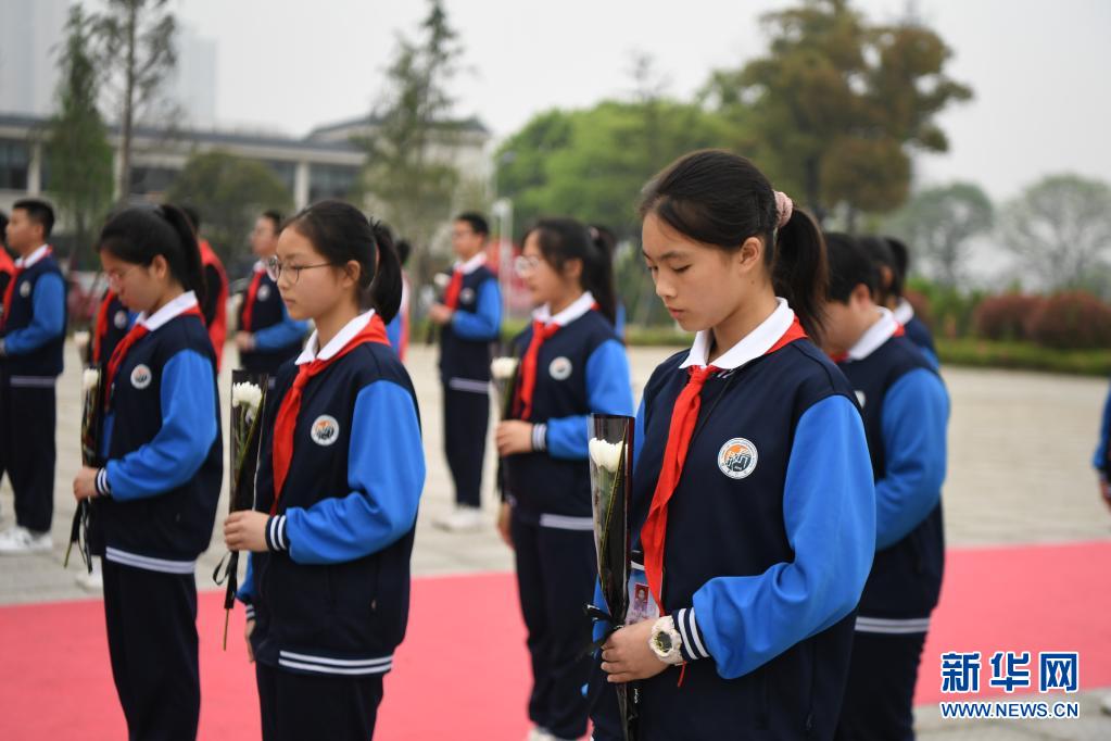 　　3月30日，長(zhǎng)沙市長(zhǎng)郡天心實(shí)驗(yàn)學(xué)校學(xué)生在湖南革命陵園烈士紀(jì)念碑前緬懷英烈?！　‘?dāng)日，在湖南省長(zhǎng)沙市，共青團(tuán)長(zhǎng)沙市天心區(qū)委員會(huì)、天心區(qū)青年志愿者協(xié)會(huì)組織學(xué)生、志愿者來(lái)到湖南革命陵園祭掃烈士墓，表達(dá)對(duì)烈士的深切緬懷之情。　　新華社記者 薛宇舸 攝