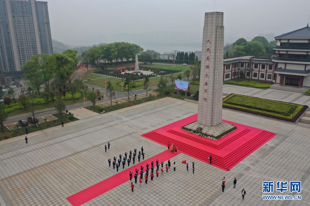 　　3月30日，學(xué)生和志愿者在湖南革命陵園烈士紀(jì)念碑前緬懷英烈（無(wú)人機(jī)照片）。新華社記者 薛宇舸 攝