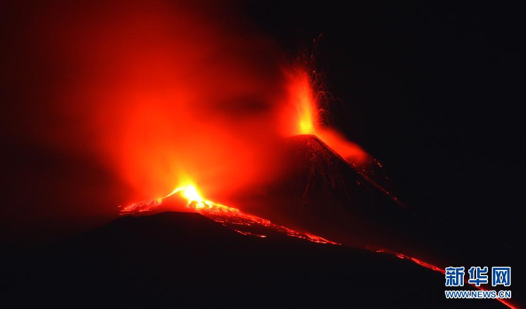 　　這是3月31日在意大利西西里島拍攝的正在噴發(fā)的埃特納火山?！　“Ｌ丶{火山是歐洲最高活火山，也被認(rèn)為是地球上最活躍的火山之一?！　⌒氯A社發(fā)