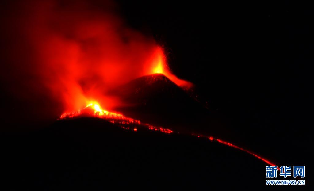 　　這是3月31日在意大利西西里島拍攝的正在噴發(fā)的埃特納火山?！　“Ｌ丶{火山是歐洲最高活火山，也被認(rèn)為是地球上最活躍的火山之一。　　新華社發(fā)