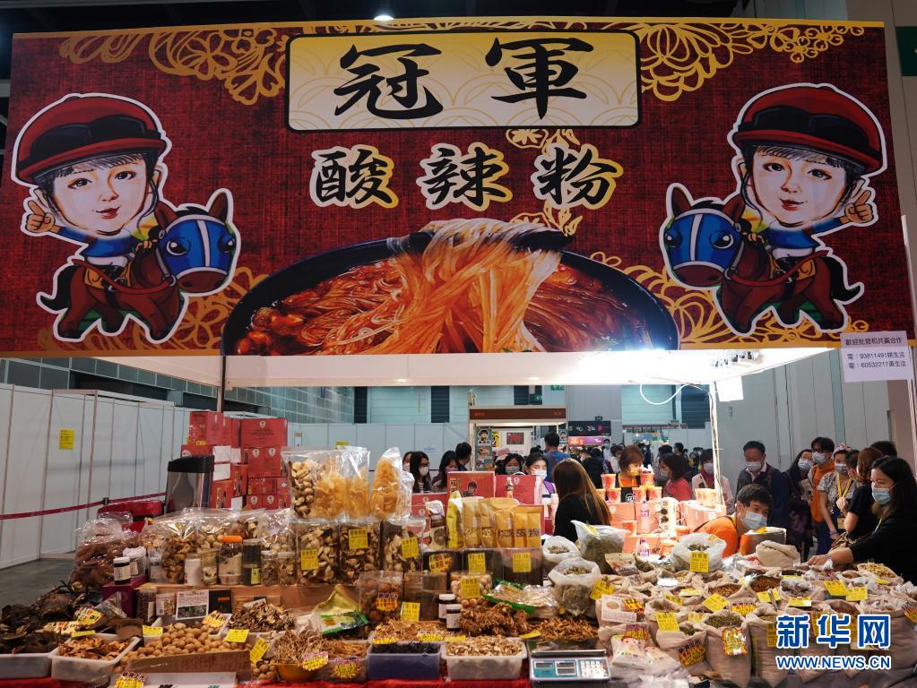 　　在香港會展中心舉行的“第十八屆香港春日美食節(jié)”上拍攝的參展商攤位（4月5日攝）?！　⌒氯A社記者 李鋼 攝
