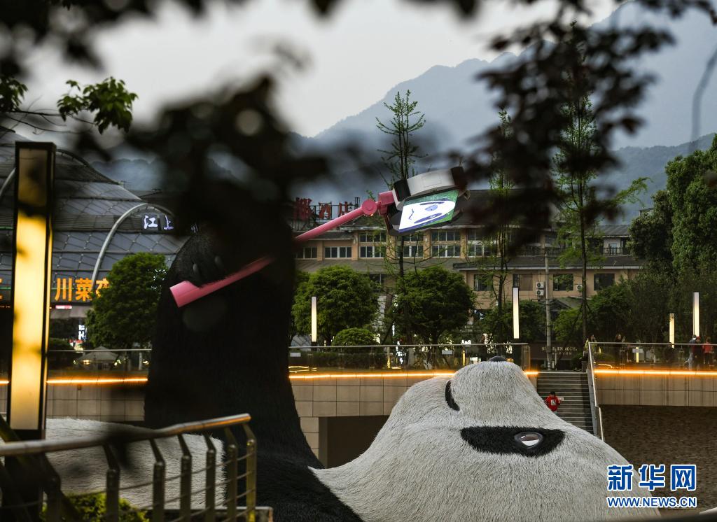 　　這是4月7日在四川省都江堰市仰天窩廣場(chǎng)拍攝的“自拍熊貓”雕塑局部?！　〗?，由荷蘭藝術(shù)家弗洛倫泰因·霍夫曼設(shè)計(jì)的大熊貓自拍藝術(shù)品雕塑在四川省都江堰市仰天窩廣場(chǎng)與公眾見(jiàn)面。這只仰臥翹腳自拍的“大熊貓”長(zhǎng)26.5米、寬11米、高12米，重達(dá)130噸，由300萬(wàn)根漆面不銹鋼絲固定而成?！　?jù)了解，這只熊貓雕塑以2005年大熊貓闖入都江堰鬧市區(qū)的故事為創(chuàng)作靈感。熊貓手持一部巨型智能手機(jī)，吸引市民和游客前來(lái)觀賞，合影“打卡”?！　⌒氯A社記者 王曦 攝