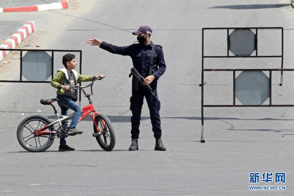 　　4月8日，警察在加沙街頭執(zhí)勤。　　為遏制加沙地帶新冠疫情，實(shí)際控制加沙地帶的巴勒斯坦伊斯蘭抵抗運(yùn)動(dòng)（哈馬斯）從7日起再次實(shí)施宵禁。每天21時(shí)至次日6時(shí)禁止車(chē)輛出行，但市民可以在街上行走，公共市場(chǎng)、商店、面包店和藥店仍可營(yíng)業(yè)。　　新華社發(fā)（里澤克 攝）