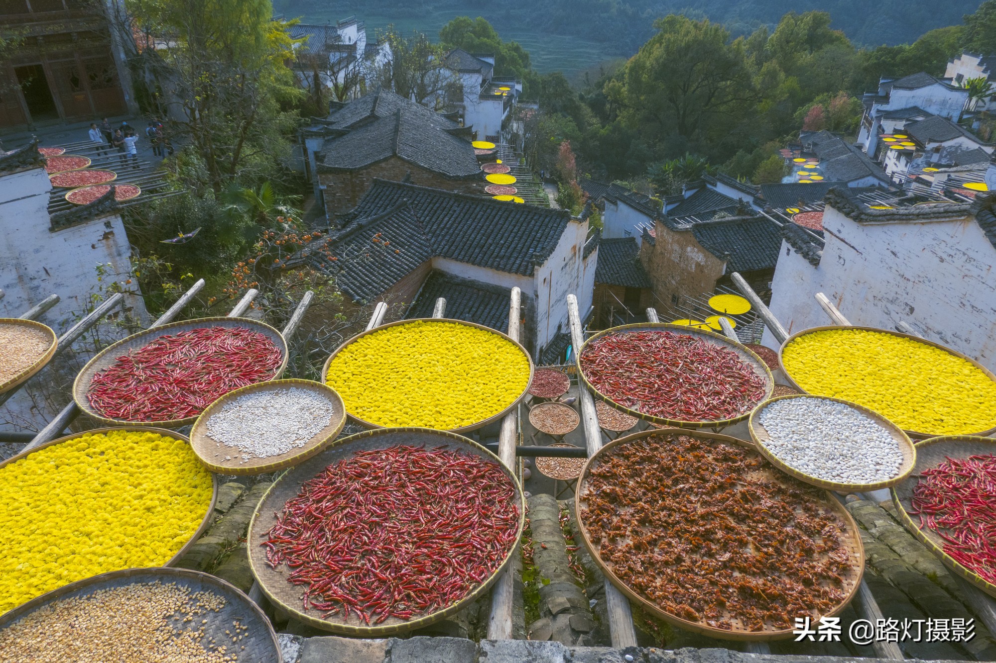 中國(guó)適合老年夫妻的4個(gè)古鎮(zhèn)，小眾清凈，粉墻黛瓦，你去過(guò)幾個(gè)？